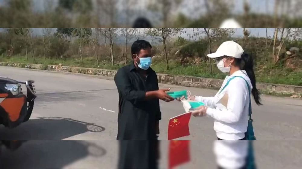 Winning Hearts: This Chinese Girl is Distributing Masks in Islamabad