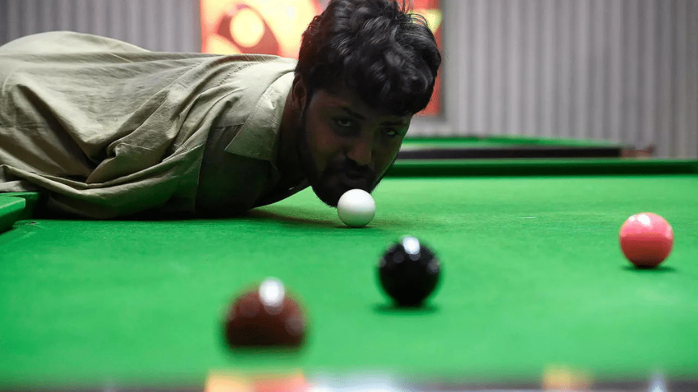 This Pakistani Player Without Arms is a Master in Snooker