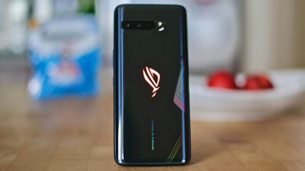 ASUS ROG Phone 5 Appears in a Live Image