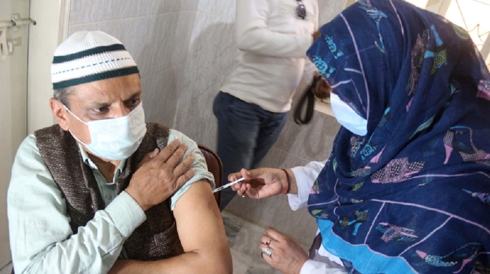 Here’s How Many Pakistanis Experienced Side Effects After Vaccination