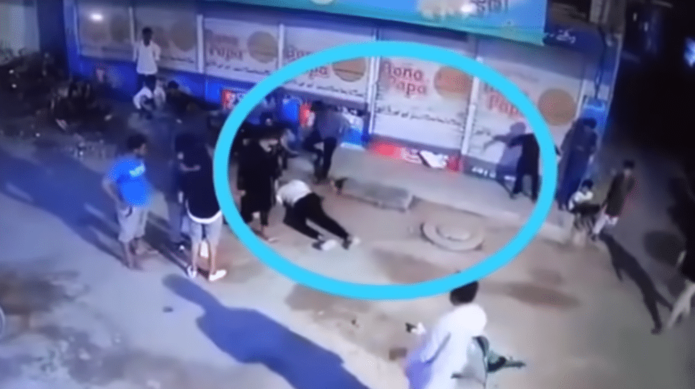 Pakistani Youngster Dies While Playing Street Cricket at Night [Video]