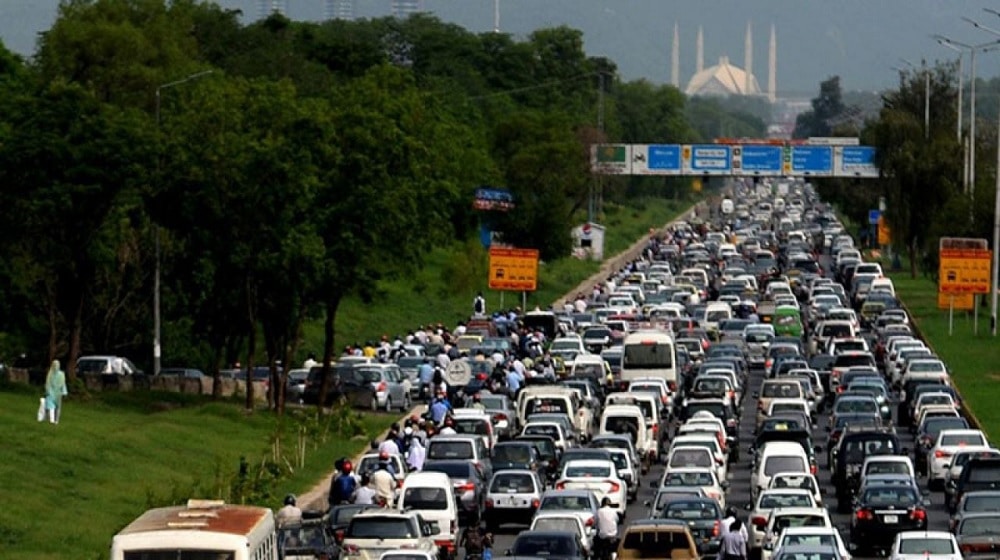New Speed Breaker on Islamabad’s Major Expressway Creates Huge Mess