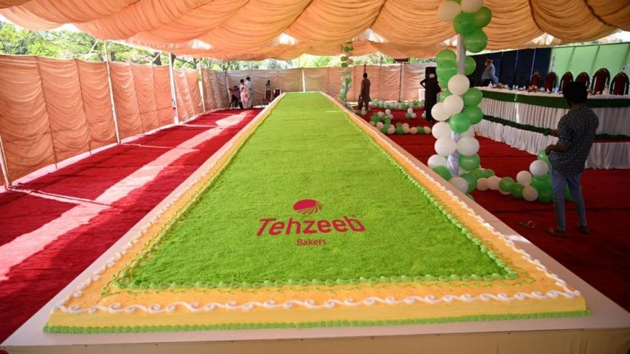 Tehzeeb Bakers Does It Again, Cuts Pakistan’s Largest Cake