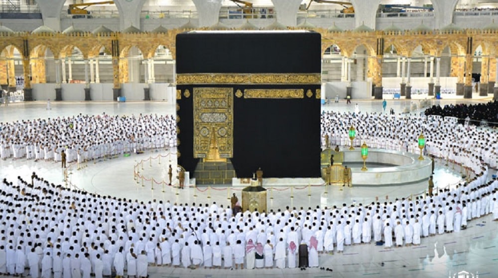 Holy Mosques in Makkah & Madina Finally Resume Prayers Without Social Distancing
