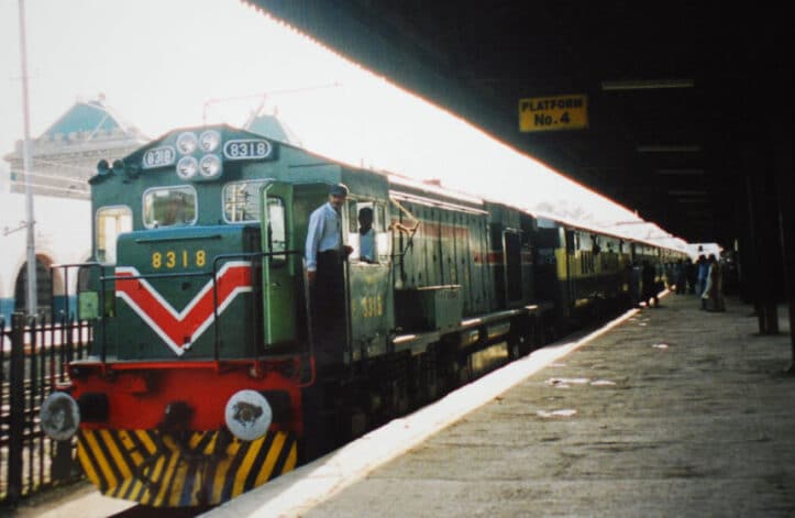 Pakistan Railways | Train stopped to buy yoghurt