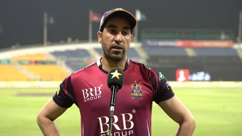 Umar Gul Shares His Food With a Cat During Lanka Premier League [Video]