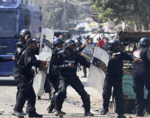 anti-riots force | plainclothes policemen | karachi