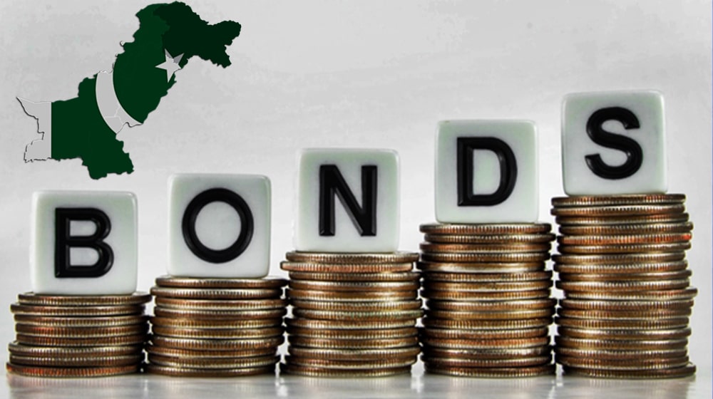 Pakistan’s Dollar Bonds Plunge as Dar Vows to Cut Interest Rates