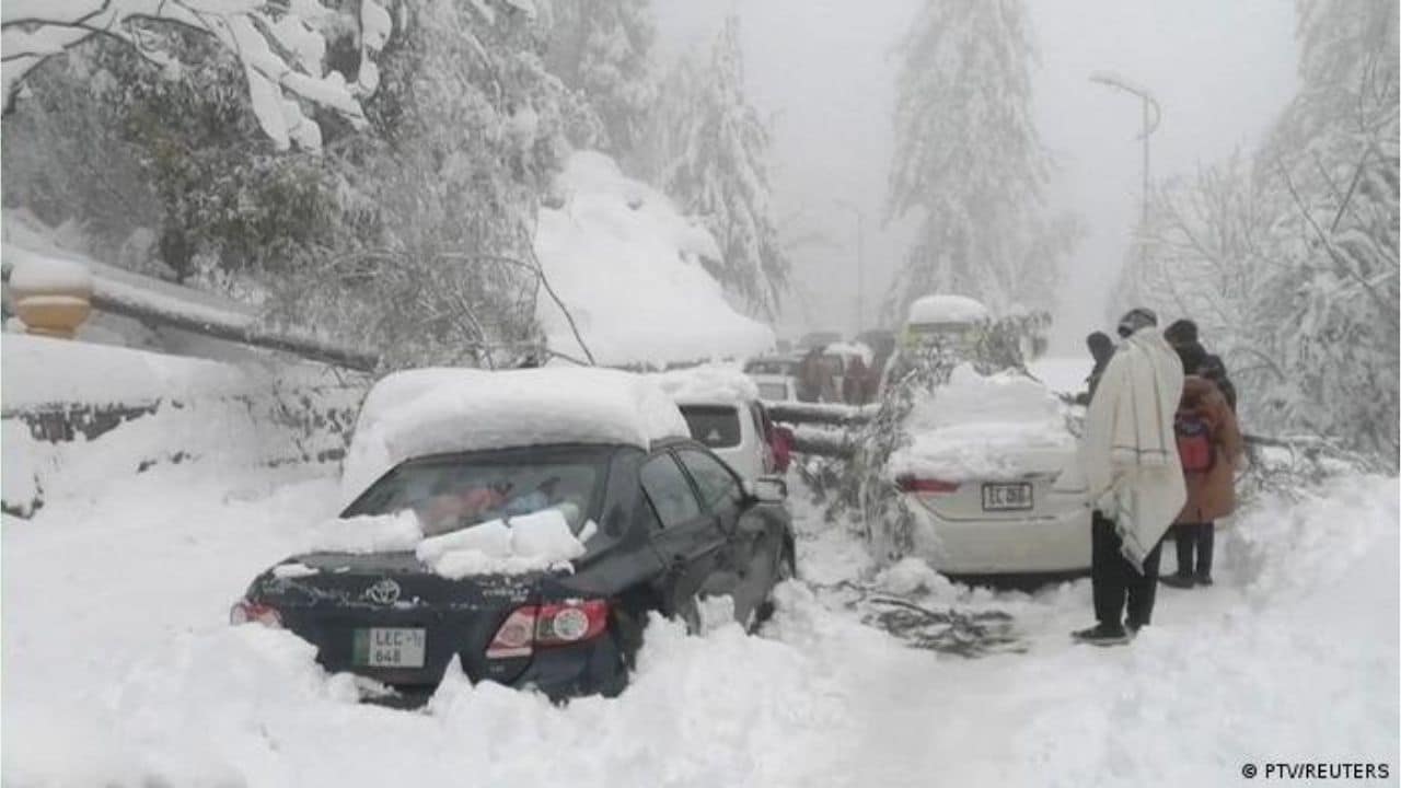 Telcos to the Rescue: Telecom Operators Introduce Special Offers for Tourists Stranded in Murree