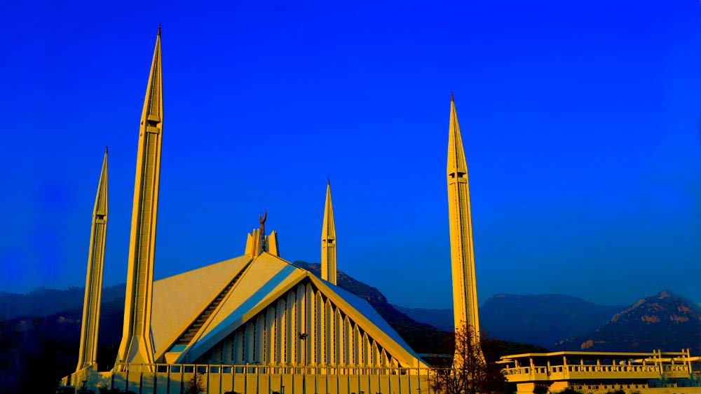 Should Visitors Pay for Parking at Faisal Mosque?