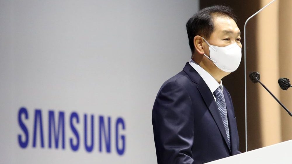 Samsung CEO Apologizes for Slowing Down Phones