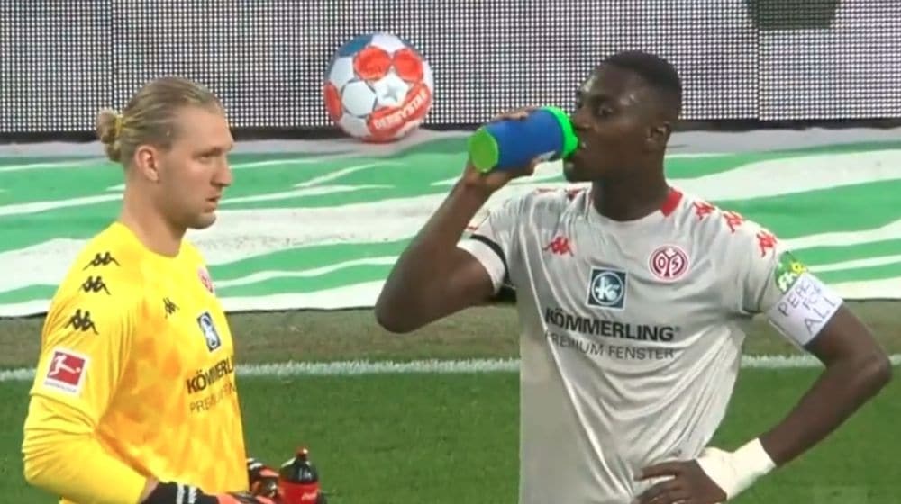 Bundesliga Referee Stops Match Midway For Muslim Footballer to Break Fast [Video]