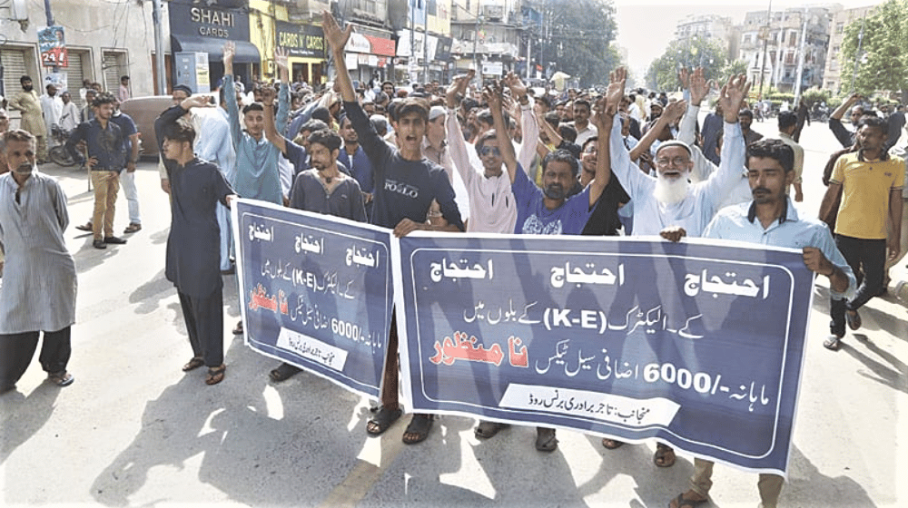 Karachi Traders Block MA Jinnah Road in Outrage Against GST on Electricity Bills