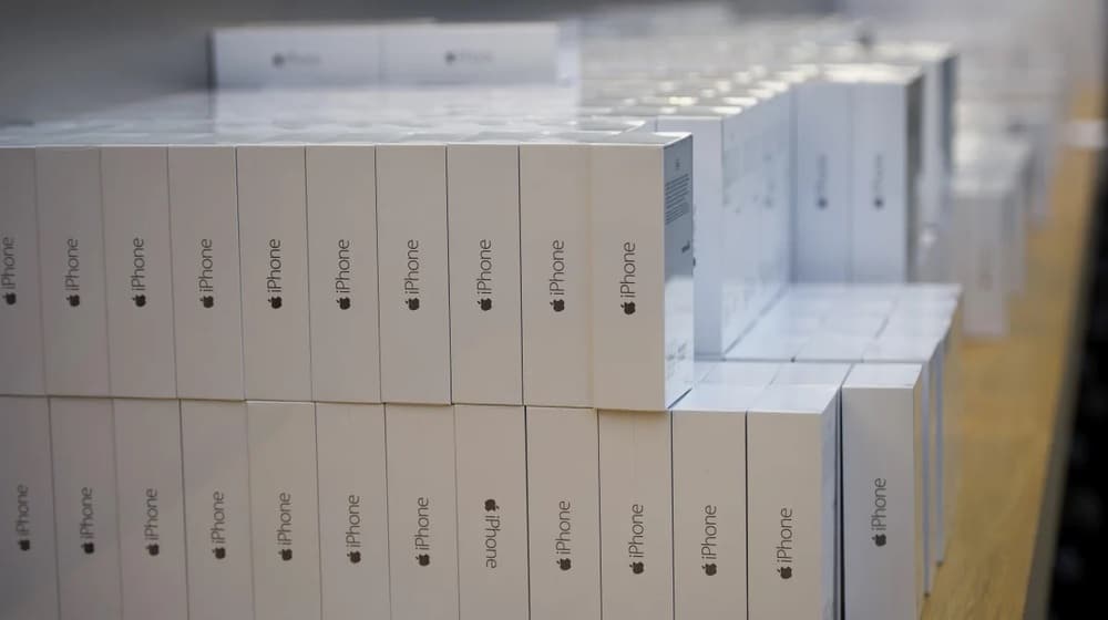 Customs Seize Imported Phones, MacBooks Worth Rs. 64 Million