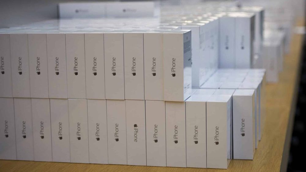 Pakistan Customs Stops Smuggling of iPhones and MacBooks Worth Over Rs. 50 Million