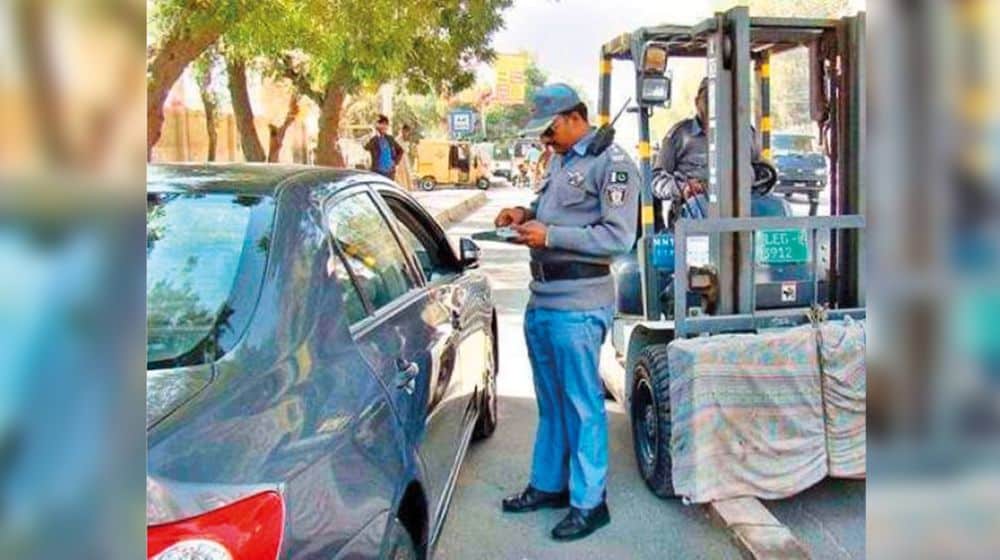 Lahore Traffic Police Starts Crackdown With Huge Fine on Drivers Without a Licence