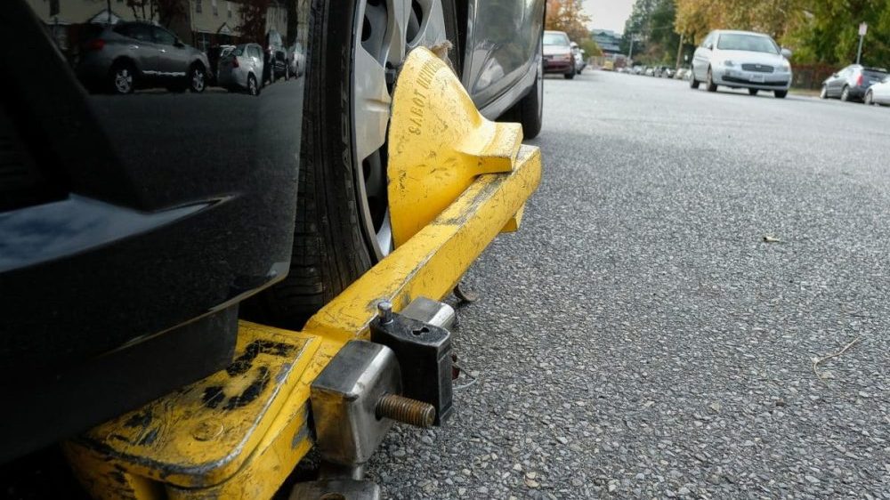 Lahore Traffic Police Will Now Use Parking Boots to Stop Illegally Parked Cars