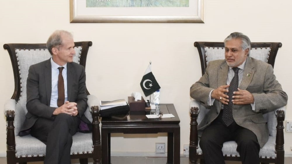 Dar, AIIB Chief Economist Discuss Cooperation in Eco-Friendly Development Projects