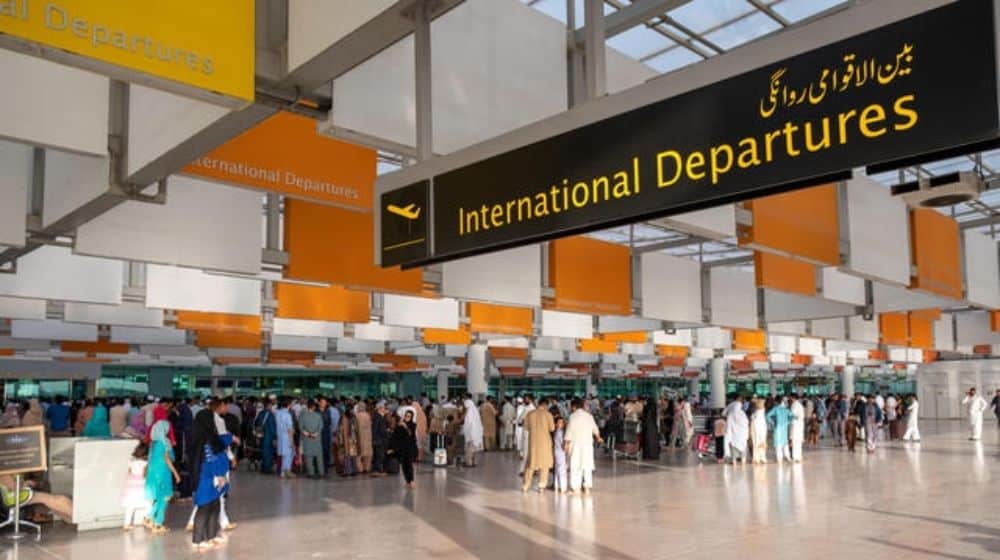 Over 829,000 Pakistanis Left the Country for Better Jobs in 2022