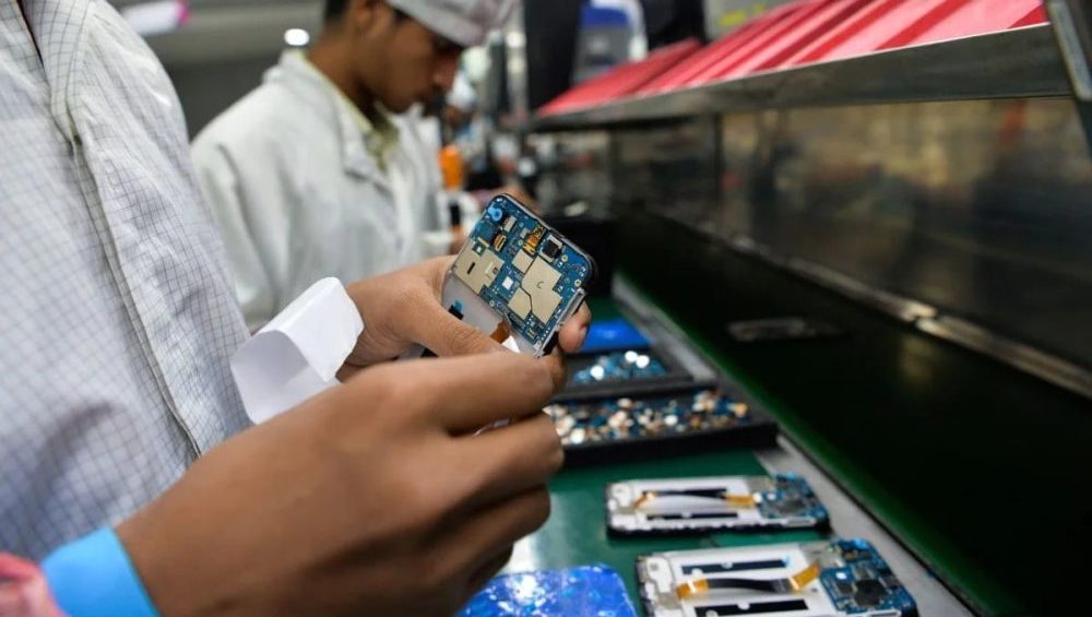 Local Phone Manufacturing Declined Significantly in 2022