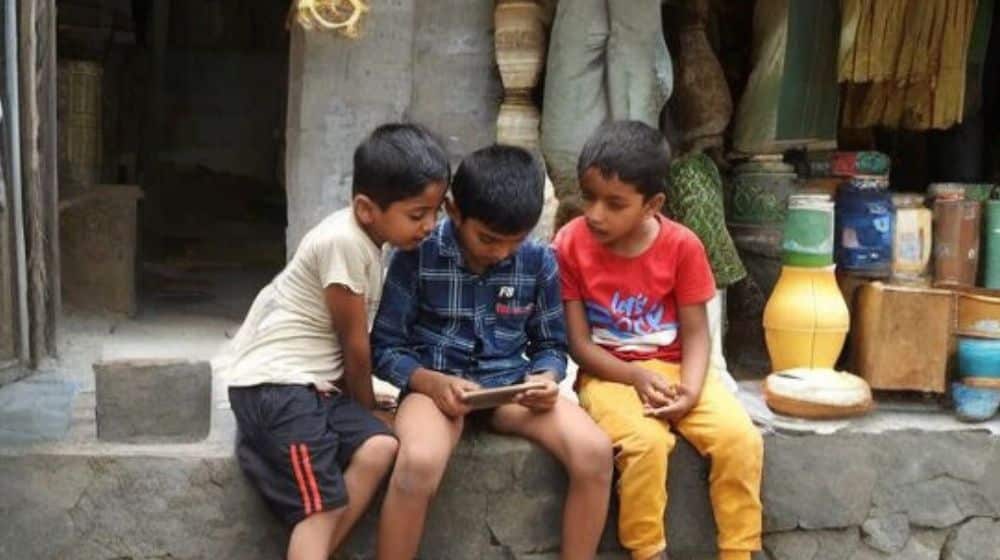 7 Arrested for Renting Smartphones to Kids in Peshawar