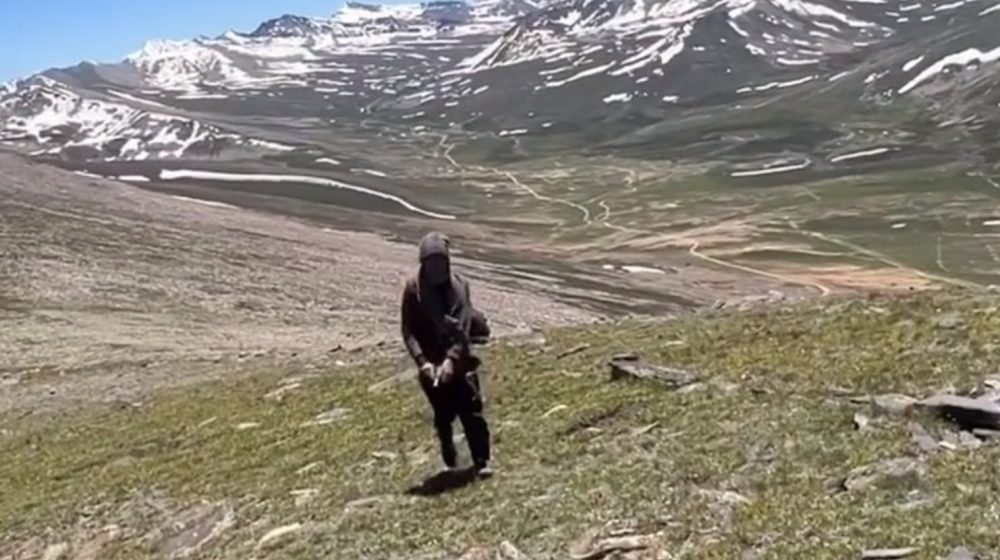 Armed Locals Allegedly Rob Tourists at Babusar Top [Video]