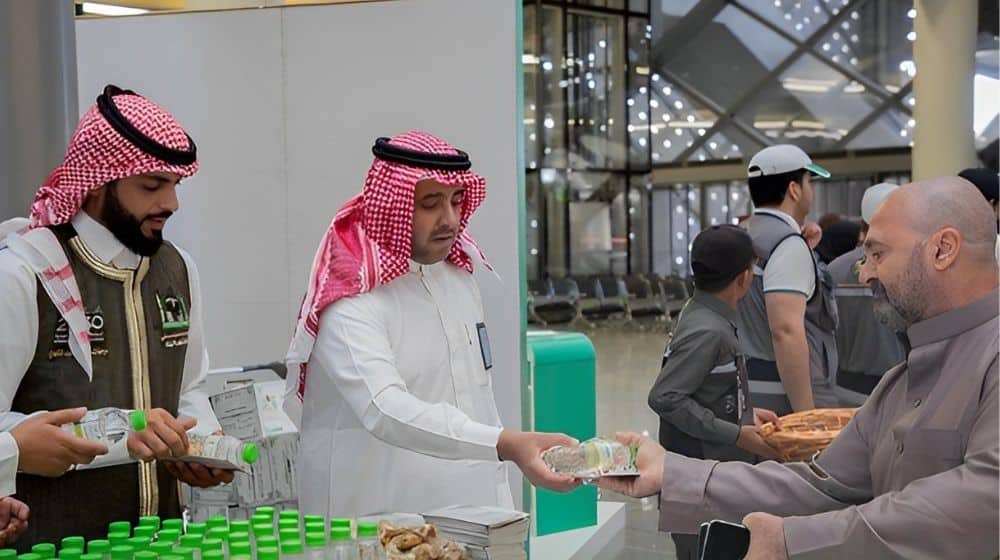 Hajj Pilgrims Greeted With Zamzam Water and Gifts After Arrival in Madinah