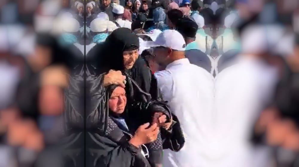 Daughter Carries Elderly Mother to Prophet’s Mosque in Viral Video