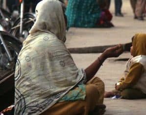 Beggar Woman Goes to Karachi Court to Get Help for Her Profession