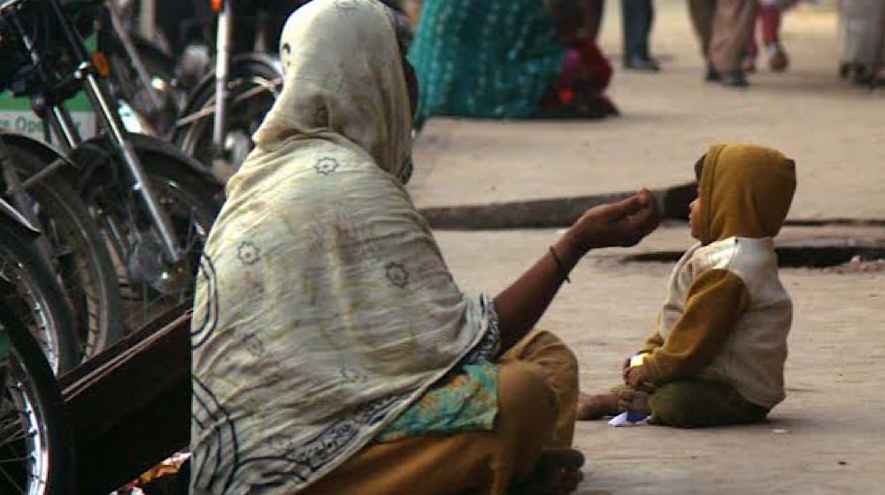 Beggar Woman Goes to Karachi Court to Get Help for Her Profession