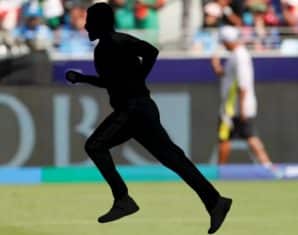 Mohammed Shami prepares to bowl