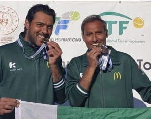 Aisam-ul-Haq and Aqeel Khan pose with their Gold Medals