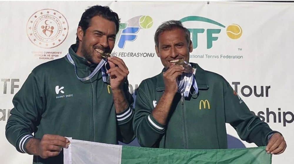 Aisam-ul-Haq and Aqeel Khan pose with their Gold Medals