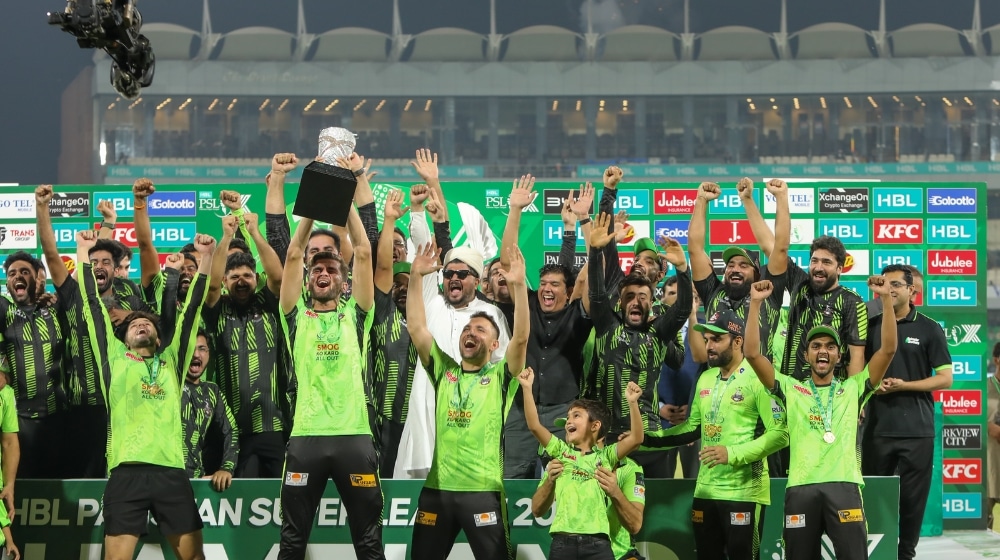Shaheen Afridi lifts the PSL X trophy