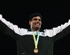 Arshad Nadeem celebrates his gold medal