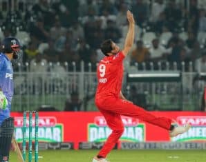 Imad Wasim bowling during PSL X