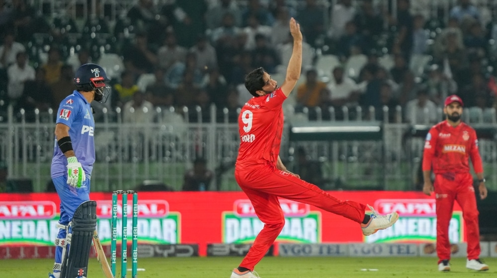 Imad Wasim bowling during PSL X