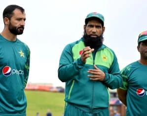 Mohammad Yousuf talking to the team