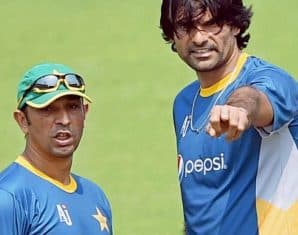 Azhar Mahmood coaching Mohammad Irfran before an international match