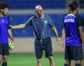 Stephen Constantine during a training session with Pakistan