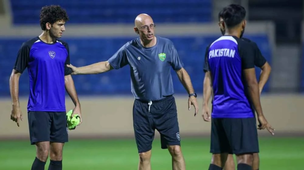 Stephen Constantine during a training session with Pakistan