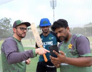 Mike Hesson during a practice session with the Pakistan cricket team