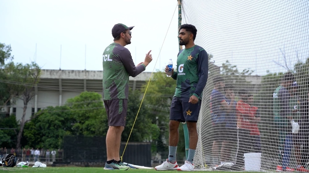 Mike Hesson during a training session with Babar Azam