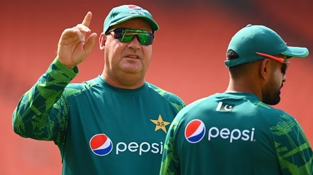 Mickey Arthur during a training session with Babar Azam