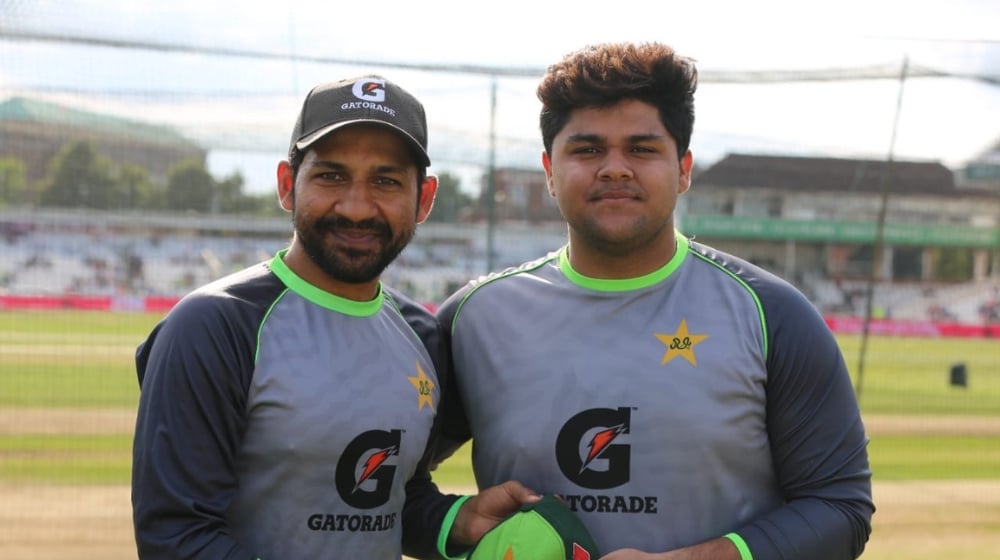 Azam Khan with Sarfaraz Ahmed during his international cap presentation