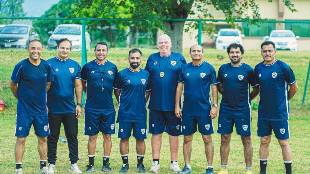 Nolberto Solano with Pakistan's coaching staff
