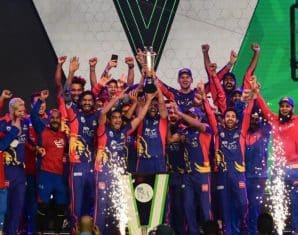 Karachi Kings team lifting the PSL trophy