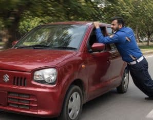 Faisalabad Traffic Warden Hangs Onto Moving Car After Driver Refuses to Stop