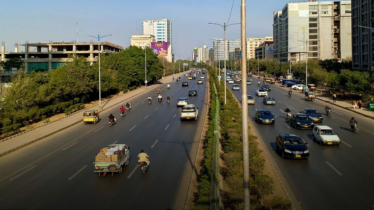 Traffic flow on Shahrah-e-Faisal Karachi under the new e-challan system