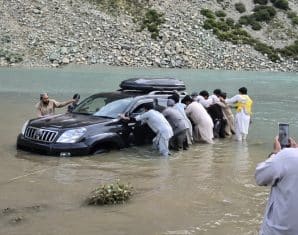 Dumb Tourists Nearly Die After Driving Prado in Famous Lake
